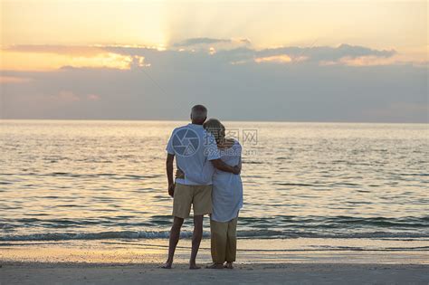 老男女夫妇日落日出时拥抱荒芜的热带海滩上高清图片下载-正版图片300637141-摄图网