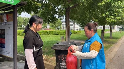 附小制作环保垃圾桶“小手拉大手 环保一起走” - 附属实验小学新闻 - 北京市第十二中学