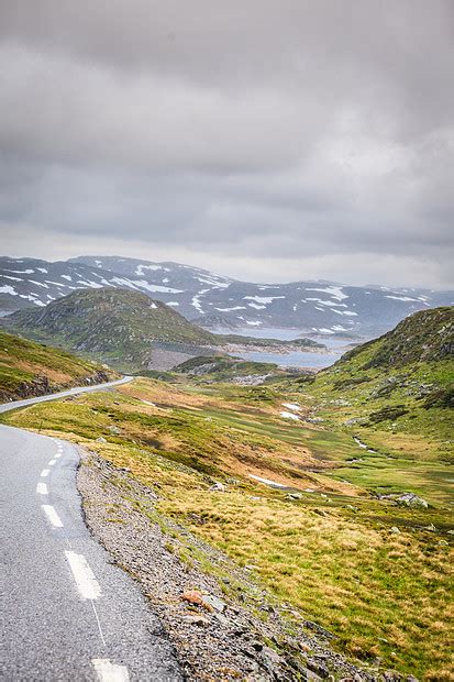 莱塞维根公路穿过夏季挪威山脉,位于罗加兰县美丽的风景旅行旅游挪威山区的道路景观高清图片下载-正版图片300887567-摄图网