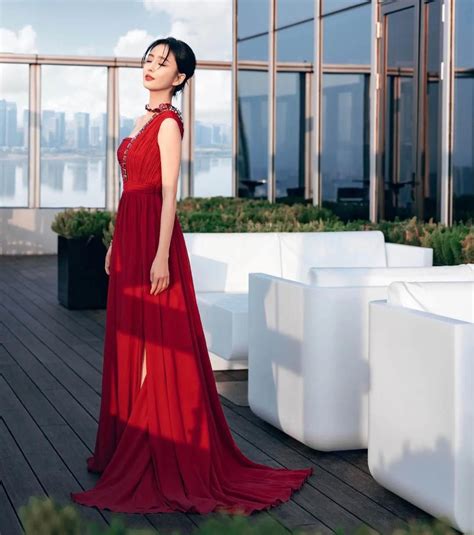 佟丽娅红黑两色斜肩礼裙造型，裙摆轻盈摇曳，优雅迷人！