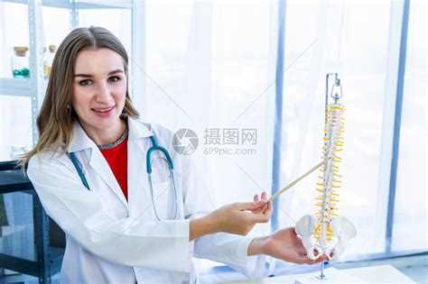 女医生使用脊椎模型讲解知识高清图片下载-正版图片308040696-摄图网