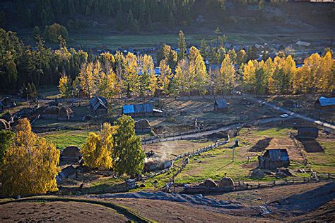 新疆阿勒泰喀纳斯秋天的小村庄_高清图片_全景视觉
