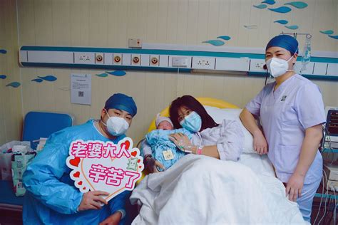 0：06，上海市第一妇婴保健院首个“元旦宝宝”出生