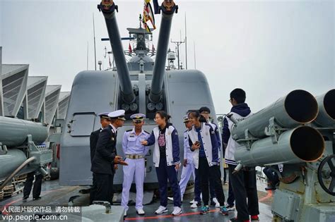 青岛：人民海军成立70周年舰艇开放日参观者络绎不绝--图片频道--人民网