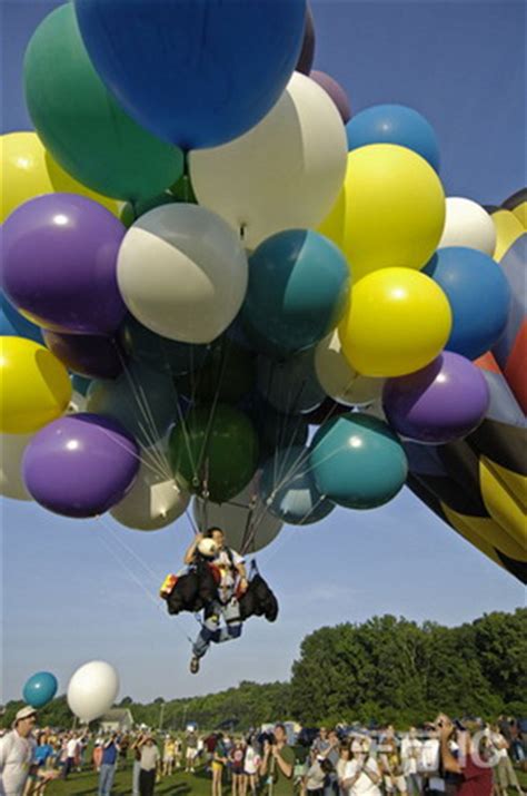 一个氢气球在空气中匀速上升的过程中，下列说法正确的是（ ） A．由于氢气球匀速上升，所以不受力