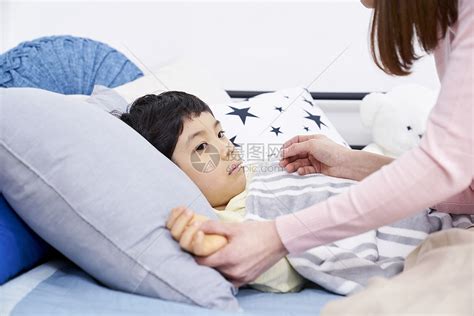 妈妈照顾生病在床的男孩高清图片下载-正版图片502177405-摄图网