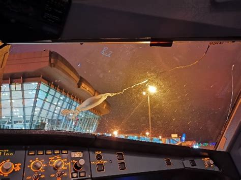 西藏航空一航班风挡玻璃裂纹照片曝光！故障原因正在排查_四川在线