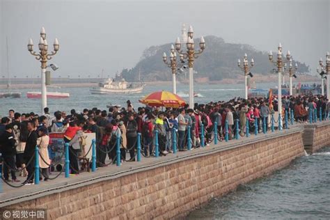 “五一”假期青岛游客爆满 栈桥上前胸贴后背