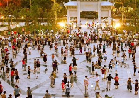 广场舞用了75年爬上民间舞蹈链顶端，它的下一步是文明还是毁灭？