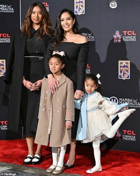 当地时间3月15日，瓦妮莎·布莱恩特带着她的三个女儿，出现在位于洛杉矶好莱坞的“TCL中国剧院”中，参加一个激动人心的仪式。