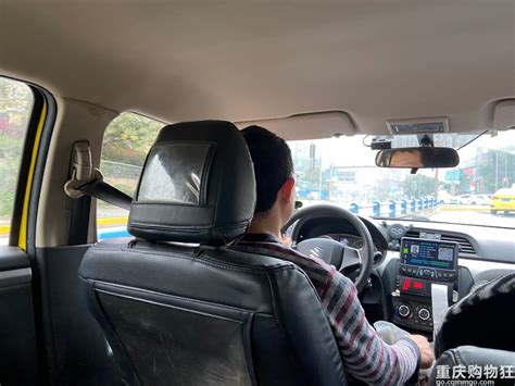 重庆一出租车司机因剐蹭猛踹10岁男孩 警方：正调查处理中_手机新浪网