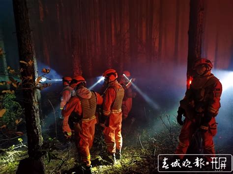 开屏新闻-迪庆香格里拉发生森林山火，目前西北线明火已基本扑灭