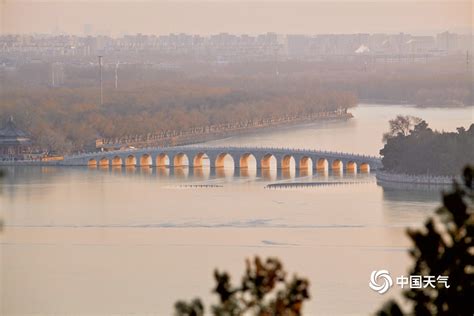 冬至日 北京颐和园十七孔桥“金光穿洞”震撼上演-天气图集-中国天气网
