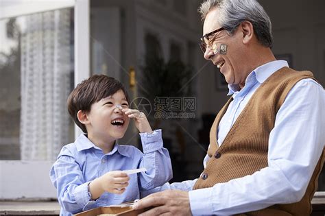 祖孙在一起玩耍的幸福时光高清图片下载-正版图片502145479-摄图网