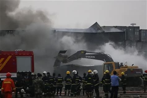 航拍天津爆炸后现场滚滚浓烟升空仍有明火视频_新视网