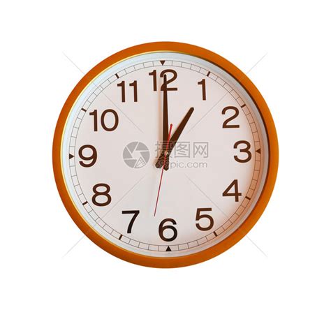 橙色墙壁时钟在白背景上一点钟被隔绝高清图片下载-正版图片307079712-摄图网