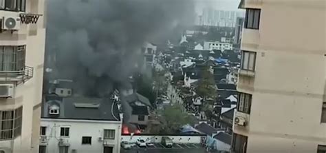 惊险！吉林省长春市一居民楼突遇火情 致6人被困火场