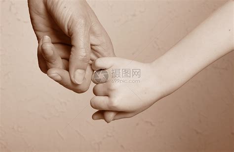 新出生婴儿的手握着母亲的手指父母指甲帮助母性男人妈妈生长生活新生家庭高清图片下载-正版图片320374529-摄图网