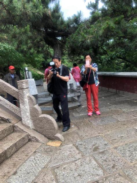 广西南宁开学首日迎降雨 家长冒雨接娃-图片频道
