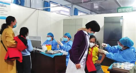 河曲县人民医院为实验小学学生接种新冠疫苗-忻州在线 忻州新闻 忻州日报网 忻州新闻网