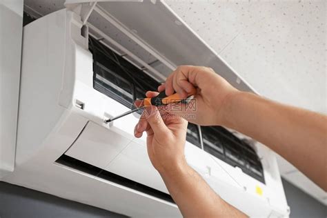 在室内修理空调机的电动配有螺丝起子机高清图片下载-正版图片307069595-摄图网