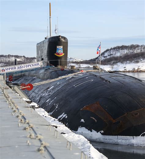 世界上最大潜艇俄罗斯“台风级”战略核潜艇有多大？看完你就知道