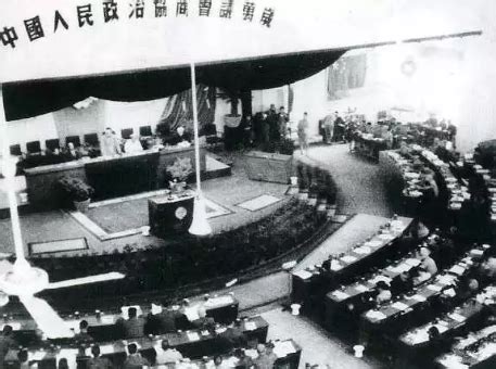 1949年9月，中国人民政治协商会议第一届全体会议在隆重举行，这次会议通过了《中国人民政治协商会议共同纲领》，它起______的作用。_百度教育