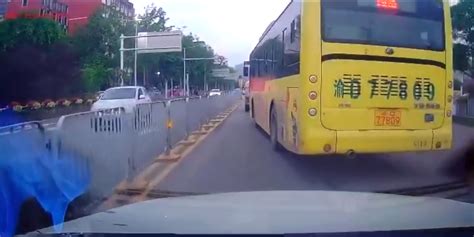 网友行车记录仪在北滨大道拍下这样一段公交车视频，交巡警：依法查处！-城建交通 -精品万州