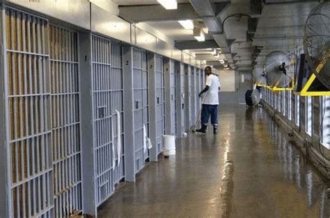 40年来美国监狱女犯数量激增13倍 贫穷犯罪是主因|界面新闻 · 天下
