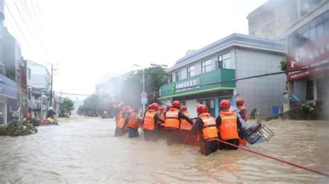 武汉暴雨成水城 市民涉水出行-最新新闻