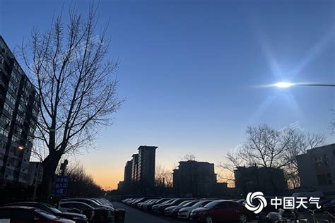 北京清晨天空现“神秘光线”，气象北京：应该是飞行器尾流