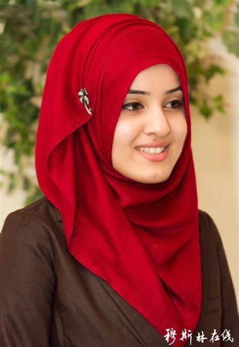 美丽快乐的轻少穆斯林伊斯兰亚洲大学女孩的肖像,着她的知识智慧书籍高清图片下载-正版图片300889143-摄图网