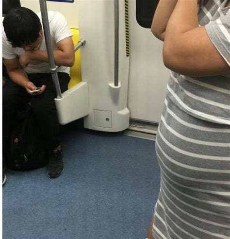 孕妇站在地铁上睡着了，接下来的一幕，让我觉得暖心