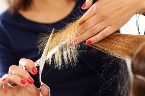 女理发师在手指之间握着金发梳子和剪刀的夹锁Keratin修复最新趋势新想法短小提示高清图片下载-正版图片504952651-摄图网