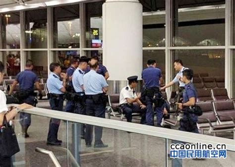 外国男子因航班延误大闹机场，特警持盾牌制服 - 中国民用航空网