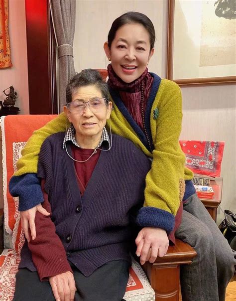 倪萍回青岛娘家过年，与90岁老母亲长相似复制粘贴，老宅内景曝光