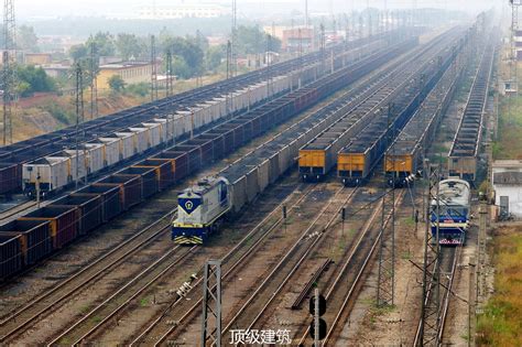 邹平货运铁路专用线货场9#栈桥开启整体吊装施工- 速豹新闻