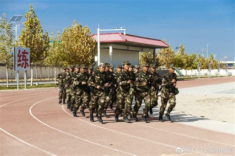 新疆军区某部：沙地战术训练塑新兵血性_新闻中心_中国网