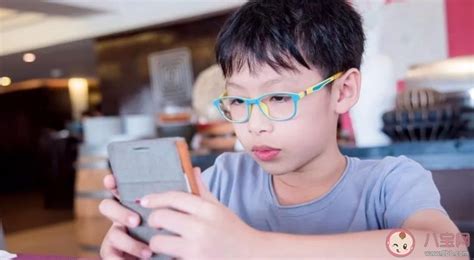 如何控制孩子玩手机 孩子玩手机有瘾怎么办 _八宝网