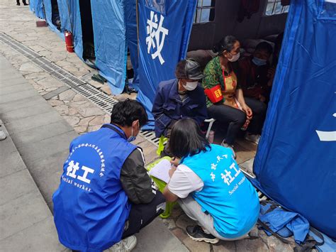 抚慰受伤的心，四川省社工应急服务队为灾区群众提供关爱服务_四川在线