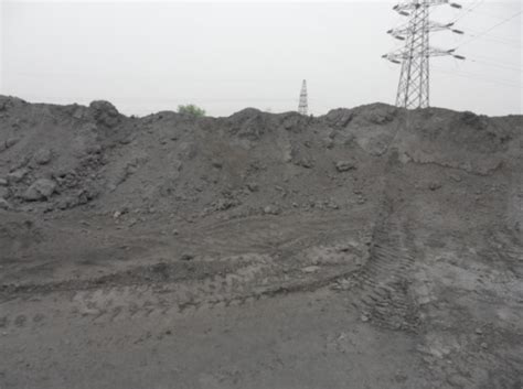煤渣区块位于地面上干燥在煤渣区块生产厂上高清图片下载-正版图片306877411-摄图网