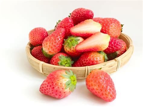 草莓插画 一串草莓 水果_咪咕插画集-站酷ZCOOL