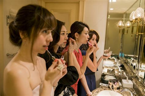 在镜子前打扮的女生们高清图片下载-正版图片502060641-摄图网