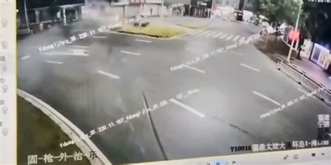 福建一轿车失控驾驶员被甩出当场身亡(含视频)_手机新浪网