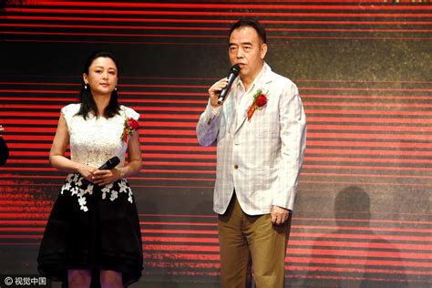 陈凯歌夫妇亮相助学活动 陈红年近50岁身材依旧-凤凰新闻