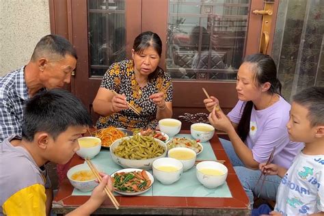 婆媳俩忙完农活，回家媳妇炒几个小菜当午餐，一家人吃得美滋滋_凤凰网视频_凤凰网