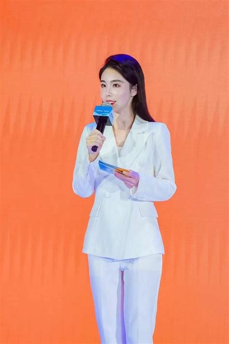 浙江卫视主持人温雅出席星光奖 与春妮同台_娱乐_腾讯网