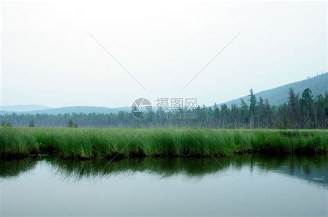 雾蒙的早晨湖面上的日出高清图片下载-正版图片503136224-摄图网