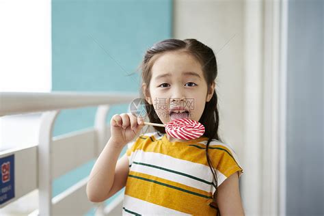 卷发女孩吃棒棒糖高清图片下载-正版图片302603389-摄图网