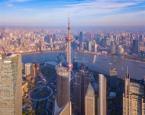 黄浦河HuangpuRiver上海市摩天大楼和高办公的空中景象日出时金融区和亚洲智能城市的商业中心高清图片下载-正版图片305074135-摄图网